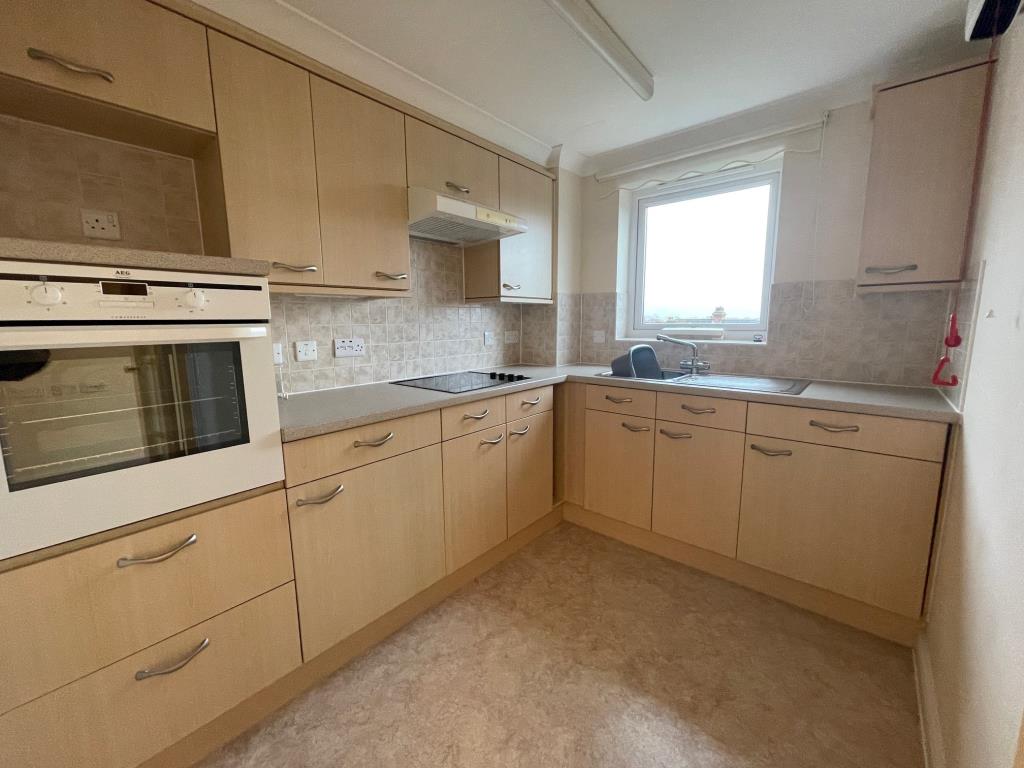Lot: 67 - SECOND FLOOR TWO-BEDROOM AGE-RESTRICTED APARTMENT - Flat 69 - kitchen